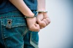 Deux hommes plaident coupable pour avoir lancé des fusées éclairantes dans un domicile