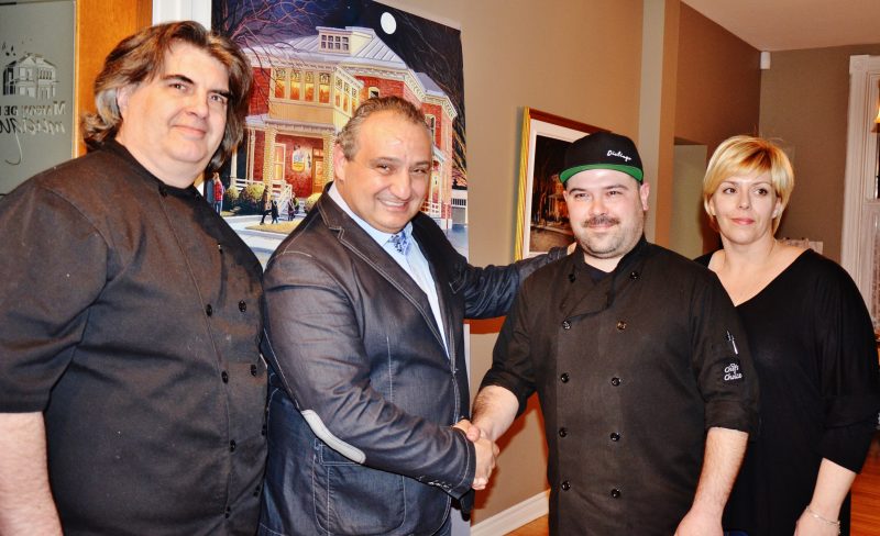 Trois des cinq chefs du souper des chefs qui se déroulera en compagnie de Giovanni Apollo. | Photo : TC Média – Sarah-Eve Charland