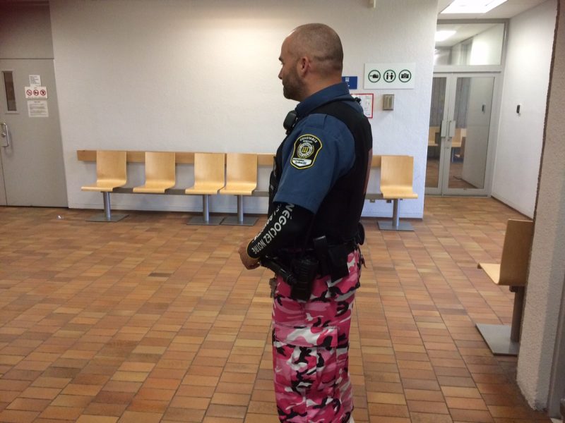 Les constables spéciaux du palais de justice de Sorel-Tracy ont arboré les pantalons colorés comme moyen de pression le 11 et 12 juin. | TC Média - Sarah-Eve Charland