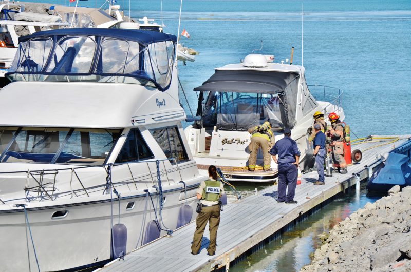 Plusieurs curieux présents à la Marina de Saurel ont regardé les pompiers maîtriser l’incendie sur un bateau amarré. | Photo: TC Média – Julie Lambert