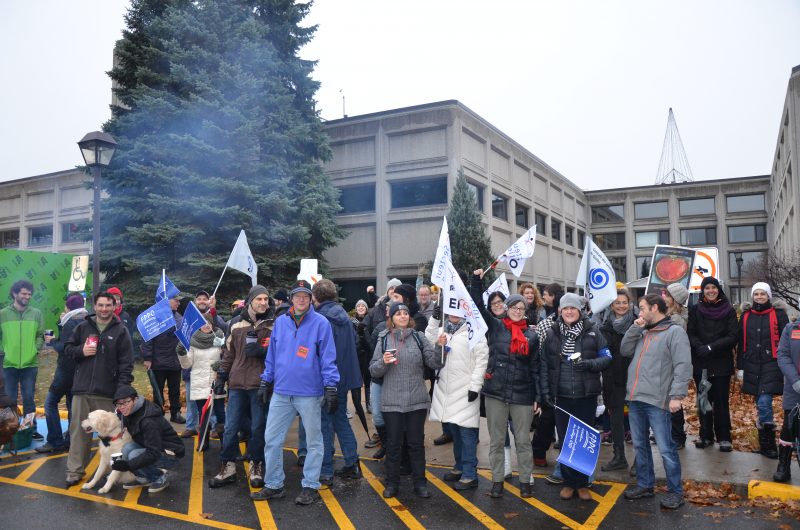 Les employés du Cégep de Sorel-Tracy ont montré leur mécontentement en manifestant devant l’établissement. | TC Média - Sarah-Eve Charland