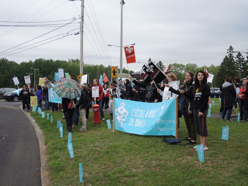 Les enseignants de la région ont manifesté le 5 juin dernier devant l’école secondaire Fernand-Lefebvre. | Photo: TC Média – Sarah-Eve Charland