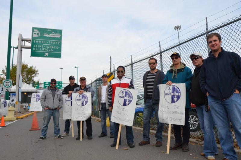 Quinze des 25 travailleurs de la traverse Sorel-Tracy-Saint-Ignace-de-Loyola manifestaient paisiblement ce matin après qu’une grève générale illimitée ait été décrétée. | Photo: TC Média - Julie Lambert