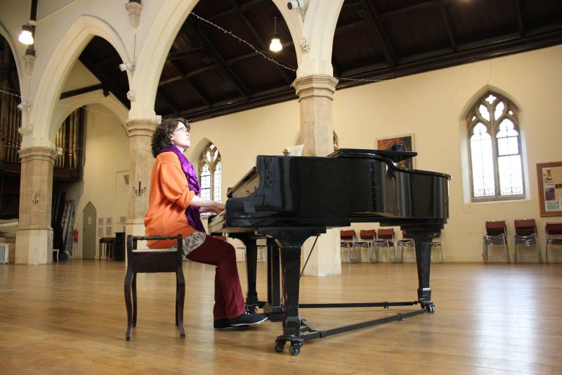La chanteuse soreloise Alicia Montplaisir jouera dans cette église de Londres, le 24 février. | Photo : Gracieuseté – Fabio Tedde