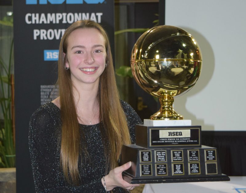 Myriam Leclerc a été élue athlète féminine par excellence dans la ligue scolaire provinciale de basketball juvénile AAA, l’an dernier, en 2015. Cette année, elle a remporté le Championnat provincial en division 1 au niveau collégial. | Photo: TC Média – archives