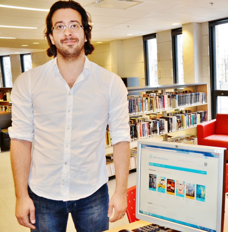 L’arrivée des livres numériques dans les bibliothèques de Sorel-Tracy réjouit le nouveau directeur, Renaud Vernet. | Photo: TC Média – Julie Lambert