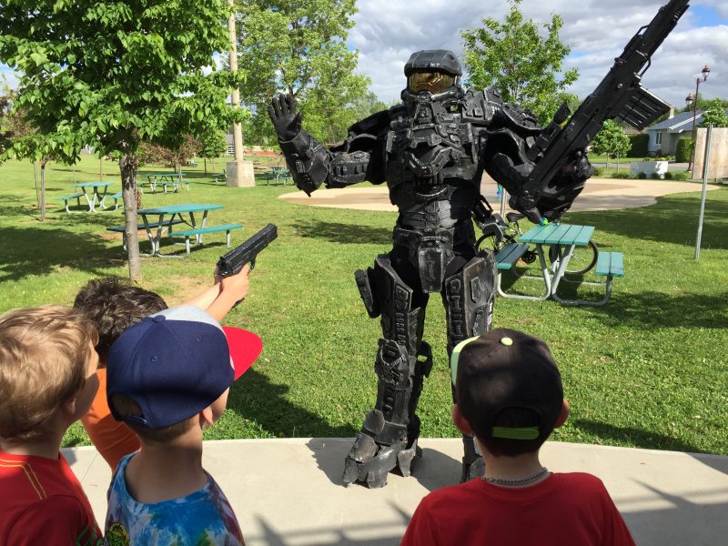 MasterChief, personnage bien connu du jeu Halo, a donné des Mister Freeze aux enfants du parc Antoine-Pécaudy de Contrecoeur le 10 juin. | Gracieuseté