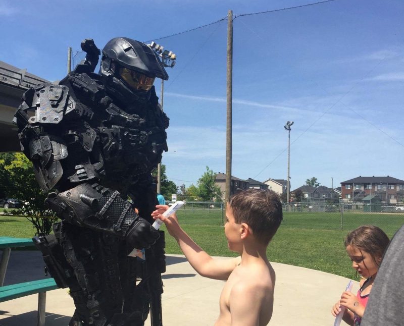 MasterChief, personnage bien connu du jeu Halo, a donné des Mister Freeze aux enfants du parc Antoine-Pécaudy de Contrecoeur le 10 juin. | Gracieuseté