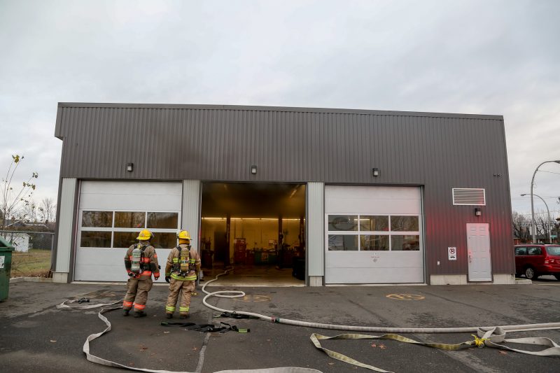 Un incendie a éclaté dans un commerce du secteur Tracy cette nuit. | TC Média - Pascal Cournoyer