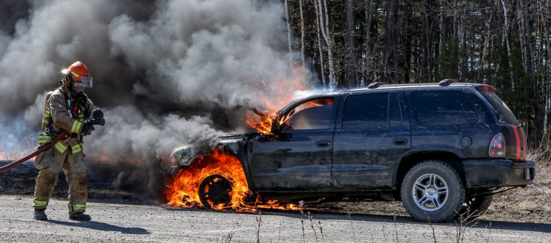 Une voiture s'est enflammée dans un stationnement du parc industriel à Sorel-Tracy. | TC Média - Pascal Cournoyer