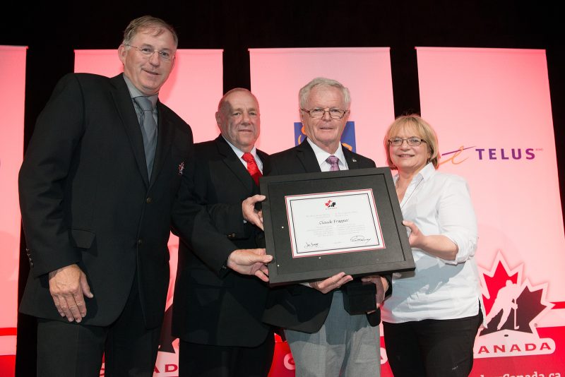 Claude Frappier au moment d'être honoré par des membres de Hockey Canada au congrès printanier, à Terre-Neuve. | Photo: Gracieuseté/Matthew Murnaghan/Hockey Canada Images