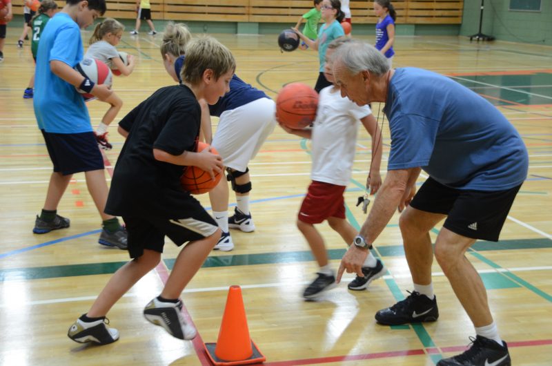 L'entraîneur Pierre Lemay aide aussi les jeunes à se développer avec son camp de basketball «La relève» en août. | TC Média - archives