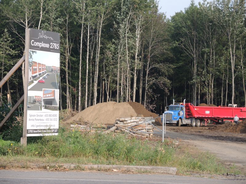 Le Complexe commercial 2785 situé sur le boulevard Fiset devrait voir le jour au printemps 2016. | TC Média - Sarah-Eve Charland