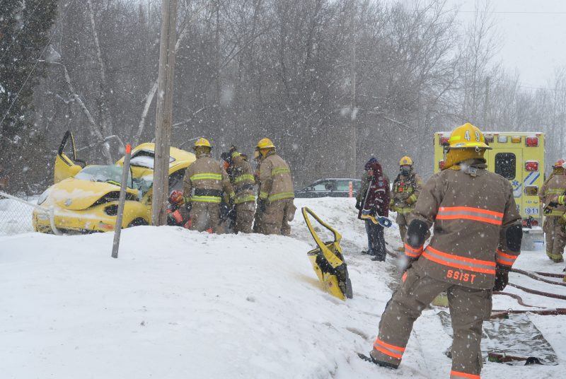 Un accident est survenu le 8 février 2015 sur le boulevard Fiset. Une conductrice a perdu la maîtrise de son véhicule et a percuté un poteau Hydro-Québec. | TC Média - Sarah-Eve Charland