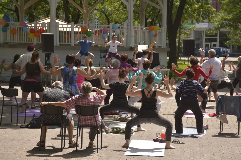 Près de 300 personnes ont participé à l’un des cours offerts au carré Royal lors de la Journée mondiale du yoga en juin 2016. | Gracieuseté/Maude Roux-Pratte