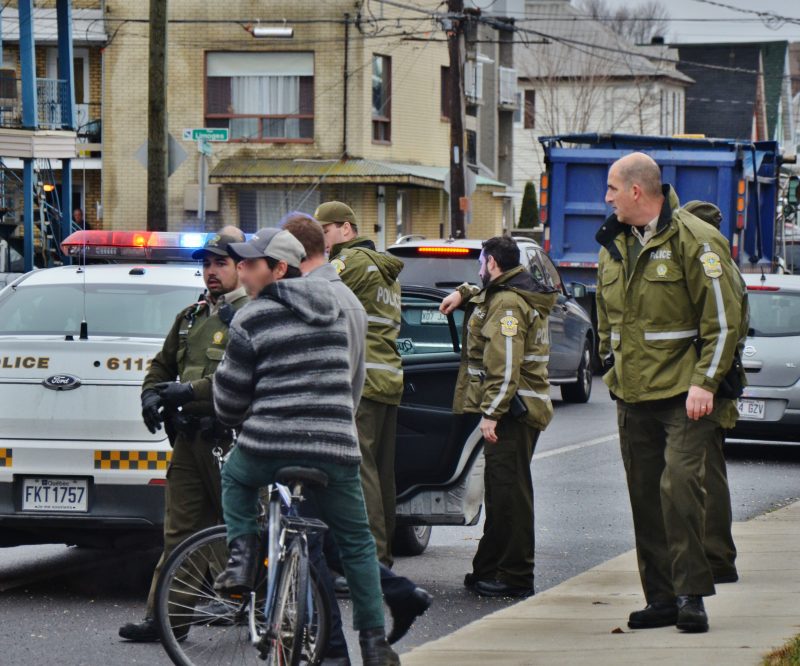 De nombreux policiers ont parcouru les rues près du centre-ville pour attraper un homme en fuite du palais de justice de Sorel-Tracy. | Photo: TC Média - Julie Lambert