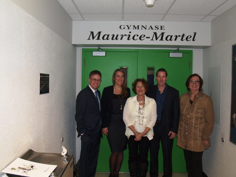 L’épouse de Maurice Martel, Claire Ménard est entourée de deux de ses enfants, Catherine et Alexandre, ainsi que du député Sylvain Rochon (à gauche) et de la directrice générale du Cégep, Fabienne Desroches. | Photo: TC Média - Louise Grégoire-Racicot