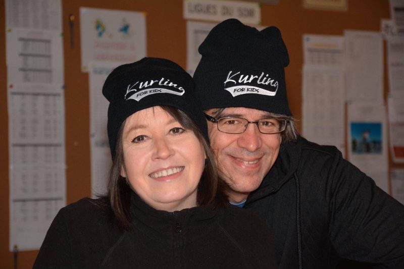 Annie Desaulniers et Alain Larouche sont les artisans à Sorel-Tracy du tournoi Curling pour enfants, un événement organisé pour amasser des fonds destinés à l’achat d’équipements dans deux hôpitaux pour enfants de Montréal. | (Photo TC Média - Gracieuseté/Yves Rouleau