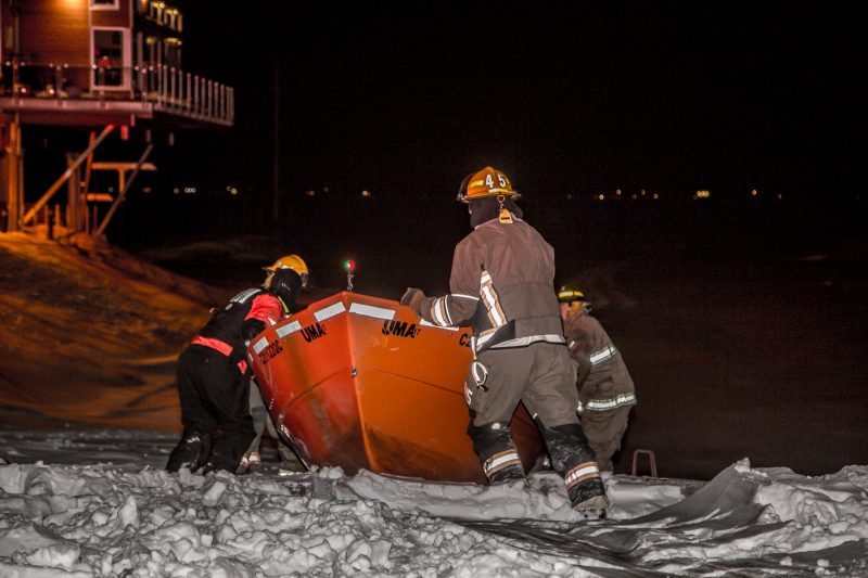 Les pompiers de Sorel-Tracy ont été déployés sur le fleuve Saint-Laurent, vendredi soir. | TC Média - Pascal Cournoyer, Pascal Cournoyer