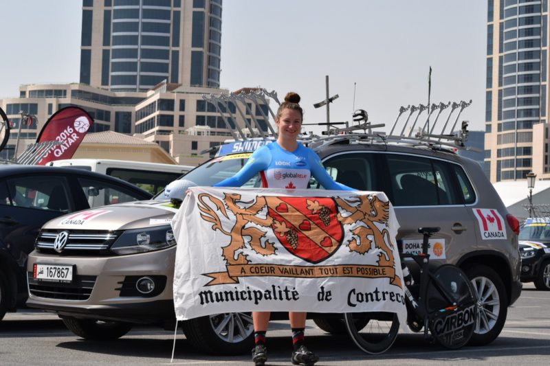 La cycliste et coprésidente d’honneur Laurie Jussaume arborant le drapeau de Contrecœur lors des Championnats du monde sur route au Qatar en octobre. | Photo: gracieuseté