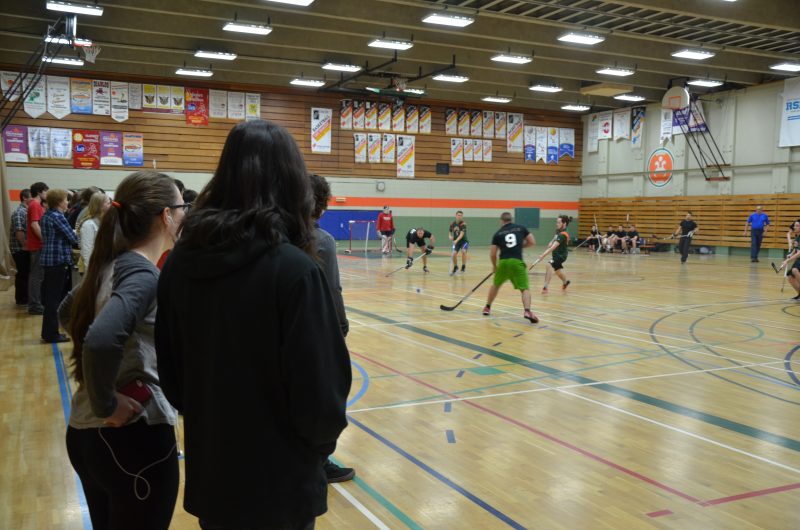 Une douzaine d’élèves de l’école secondaire Fernand-Lefebvre ont affronté les policiers de la Sûreté du Québec dans un match amical. | TC Média - Sarah-Eve Charland