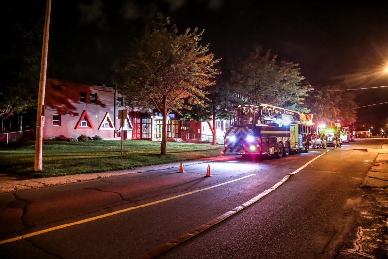 Les pompiers de Sorel-Tracy sont intervenus rapidement à l'école Maria-Goretti, sur la rue Guèvremont, tard lundi soir. | Pascal Cournoyer