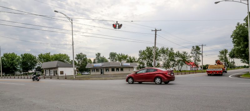 L’intersection des routes 122 et 132, plus communément appelée le « flasheur », est considérée dangereuse par les citoyens du secteur. | Pascal Cournoyer