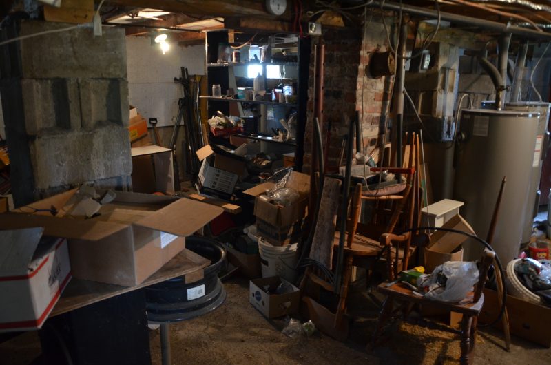 L’ancien locataire a laissé le sous-sol de l’appartement enseveli d’objets. | TC Média - Sarah-Eve Charland