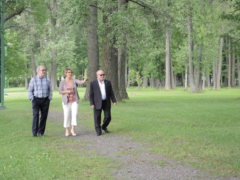 Les conseillers Yvon Bibeau, Sophie Chevalier et André Potvin ont regroupé leur budget discrétionnaire pour revamper le parc Maisouna. | TC Média - Archives