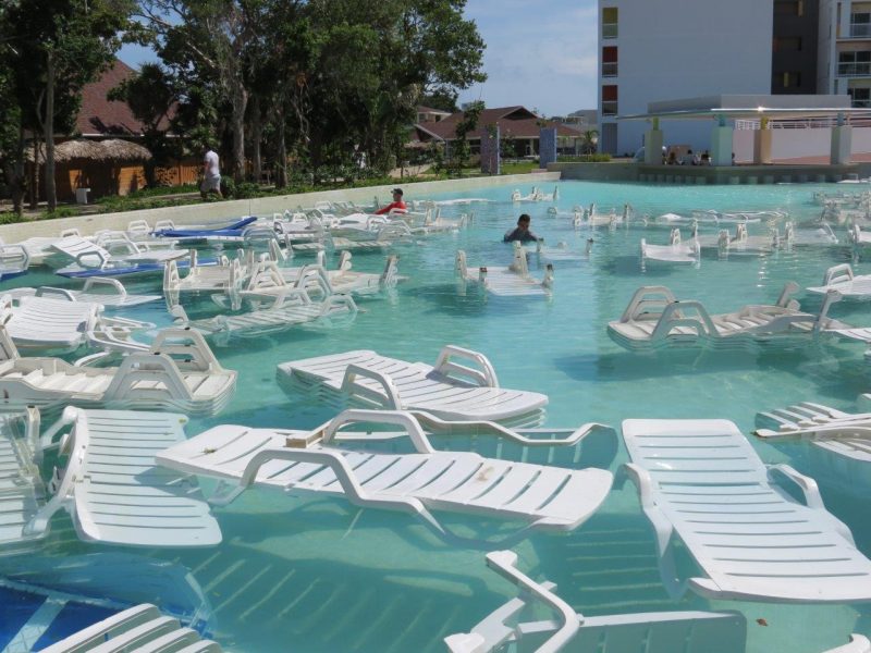 Les employés ont lancé des chaises dans les piscines pour se préparer aux forts vents d’Irma. | Gracieuseté