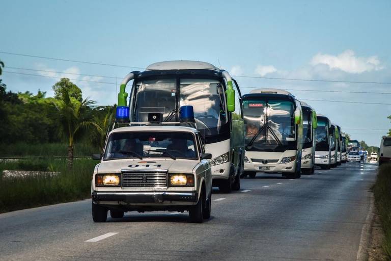 Un convoi de 16 autobus a transporté les touristes de Cayo Coco à Varadero. Un voyage de neuf heures. | Gracieuseté