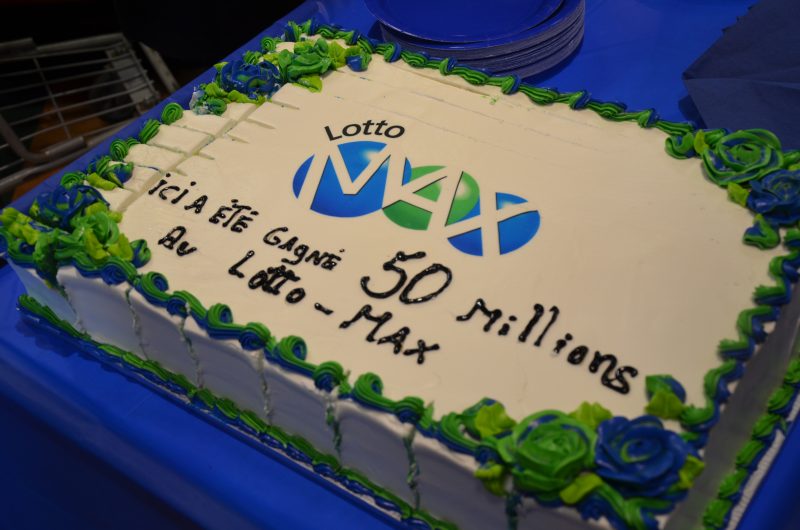 Le IGA extra André Tellier célébrait la réception du chèque de 500 000$ de Loto-Québec. | TC Média - Sarah-Eve Charland