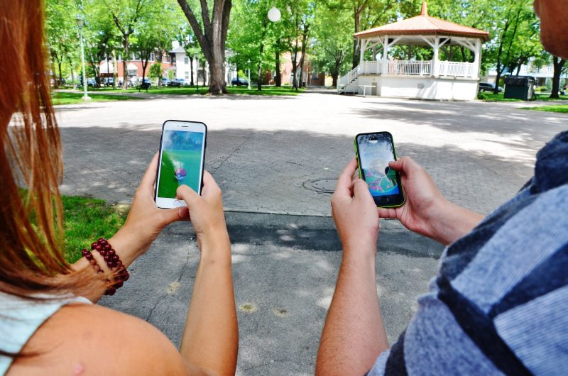 Notre chef de nouvelles et notre coordonnatrice se sont amusés à capturer des Pokémon dans le carré Royal. | Photo: TC Média – Julie Lambert