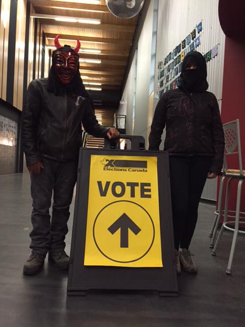 Denis Lepage et sa conjointe ont porté un masque d’Halloween au moment d’aller voter. | Gracieuseté