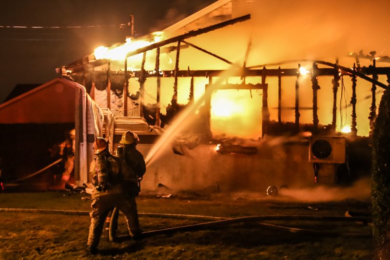 Un incendie a complètement ravagé une maison à Sainte-Victoire-de-Sorel, tôt le 20 novembre 2017. | Photos par Pascal Cournoyer