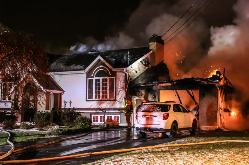 Un incendie a complètement ravagé une maison à Sainte-Victoire-de-Sorel, tôt le 20 novembre 2017. | Photos par Pascal Cournoyer