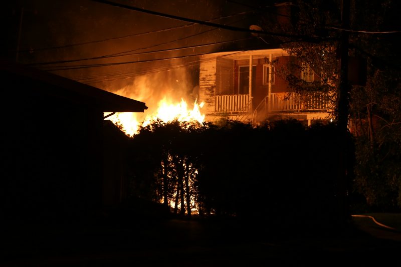 Un garage a été la proie des flammes dans la nuit du 17 au 18 août à Sorel-Tracy. | Photo: TC Media - Pascal Cournoyer