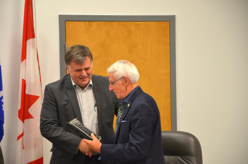Le maire de Saint-Joseph-de-Sorel, Olivar Gravel, a reçu une plaque pour souligner sa carrière politique lors du conseil des maires le 11 octobre. |  © TC Media - Julie Lambert
