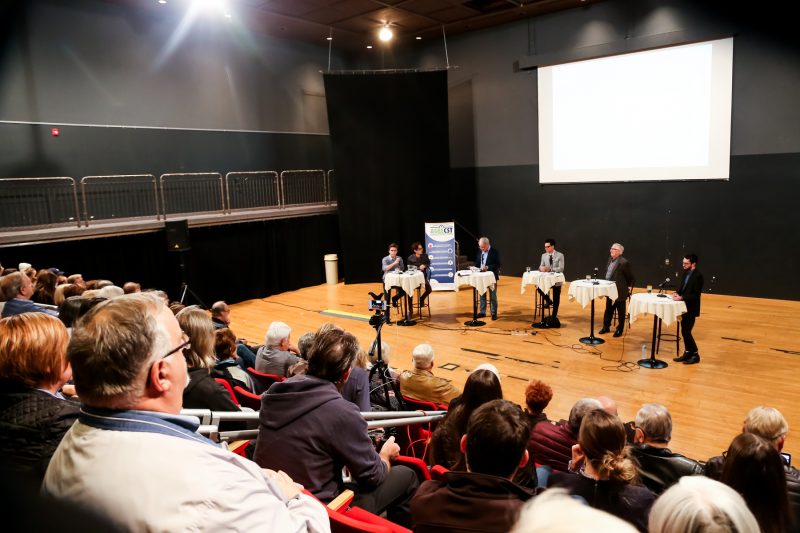 Les échanges ont été musclés lors du premier débat qui opposait les candidats à la mairie de Sorel-Tracy. | Photos par Photos: TC Media - Pascal Cournoyer