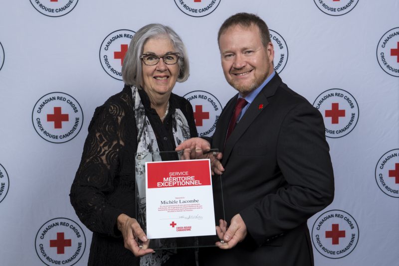 Le vice-président de la Croix-Rouge au Québec, Pascal Mathieu, en compagnie de la bénévole Michèle Lacombe |  © Photo: Gracieuseté