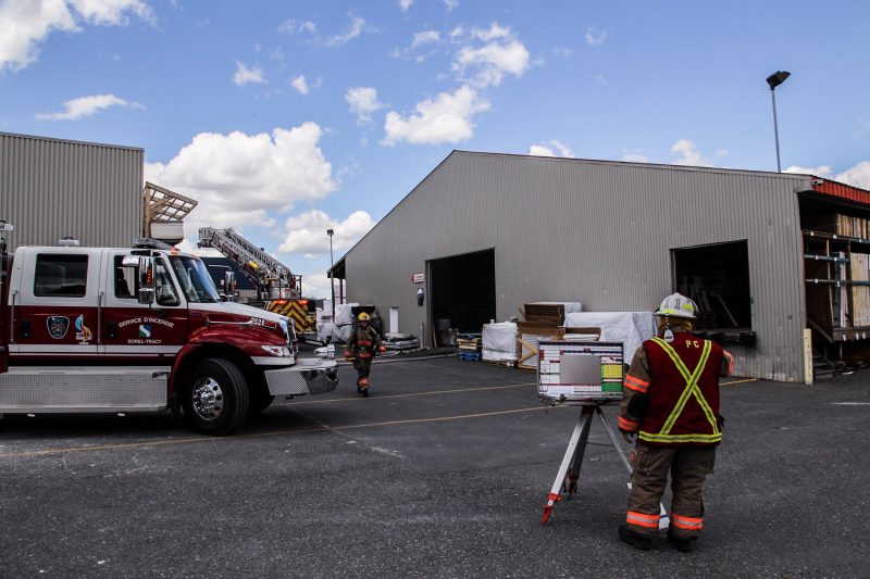 Un incendie s'est déclaré dans l'entretoit de l'entrepôt de Patrick Morin, vers 12h45 le 21 juin. | Photo: TC Média - Pascal Cournoyer