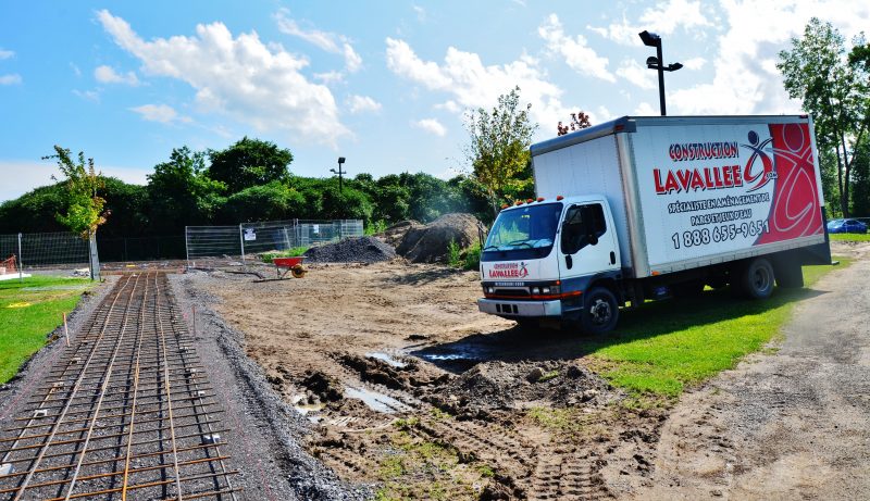 Le premier parc de jeux d’eau de Sorel-Tracy est en pleine construction et sera accessible dès la mi-août. | Photo: TC Média – Julie Lambert