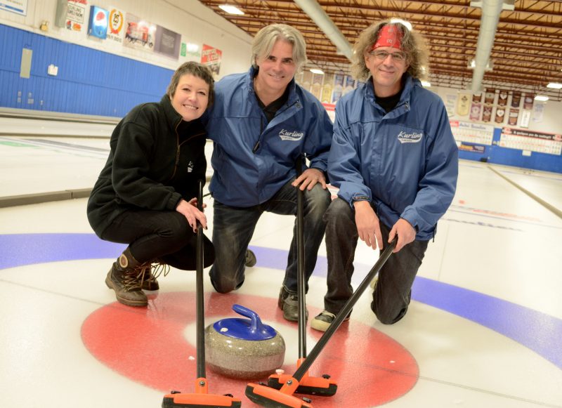 Le porte-parole Steeve Diamond est entouré d’Annie Desaulniers et d’Alain Larouche, les instigateurs de Curling pour enfants à Sorel-Tracy. | gracieuseté – Kim Devos