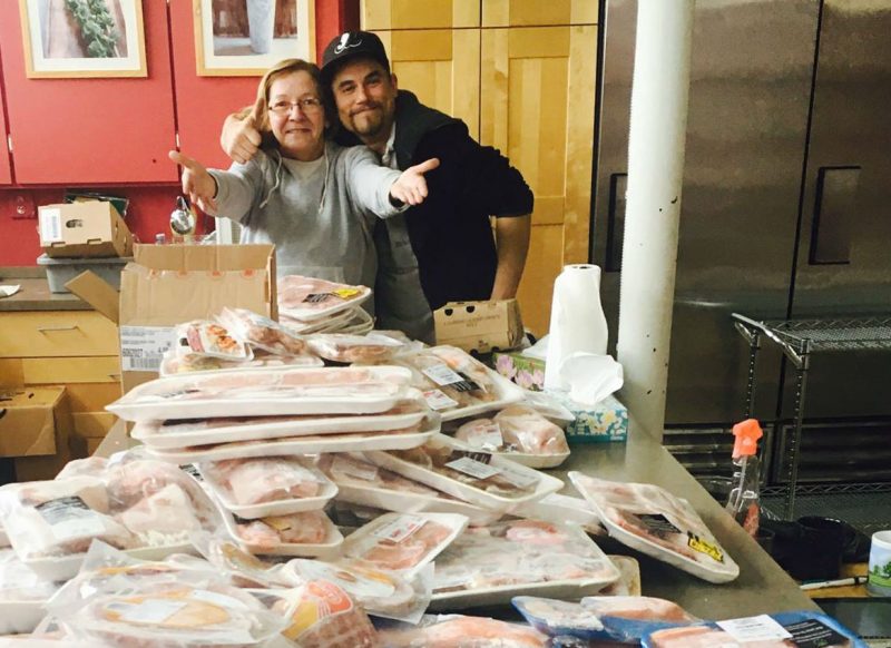 Le CAB a reçu de Moisson Rive-Sud sa première livraison de viande, la semaine dernière, à la grande joie de la cuisinière Lorraine Ducasse et d’un stagiaire au CAB, Patrick Bouillon. | Photo: Gracieuseté/ Joëlle Racine