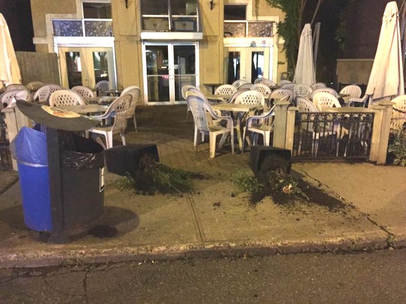 Des pots de fleurs ont été cassés à plusieurs endroits au centre-ville de Sorel-Tracy. | Photos: gracieuseté