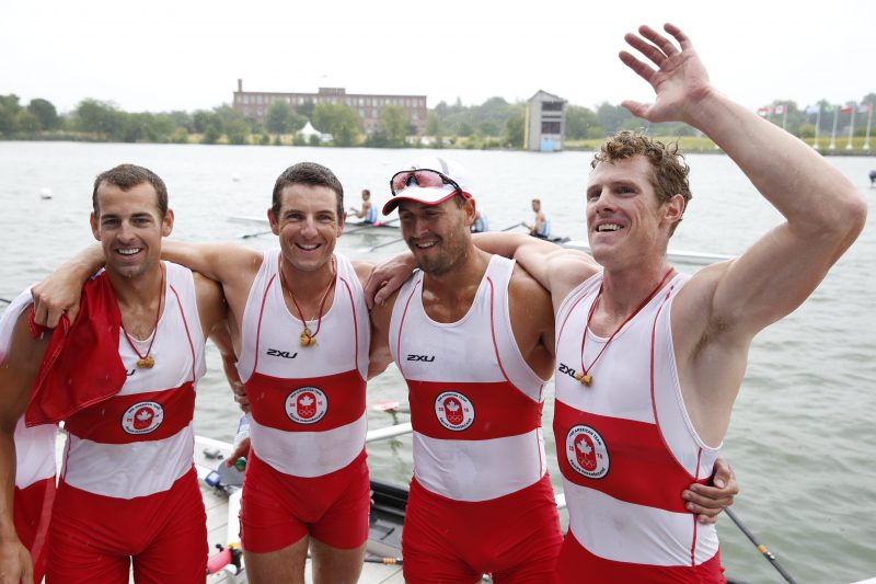 Julien Bahain (deuxième à partir de la gauche) avec son équipe. | Gracieuseté / Comité Olympique canadien