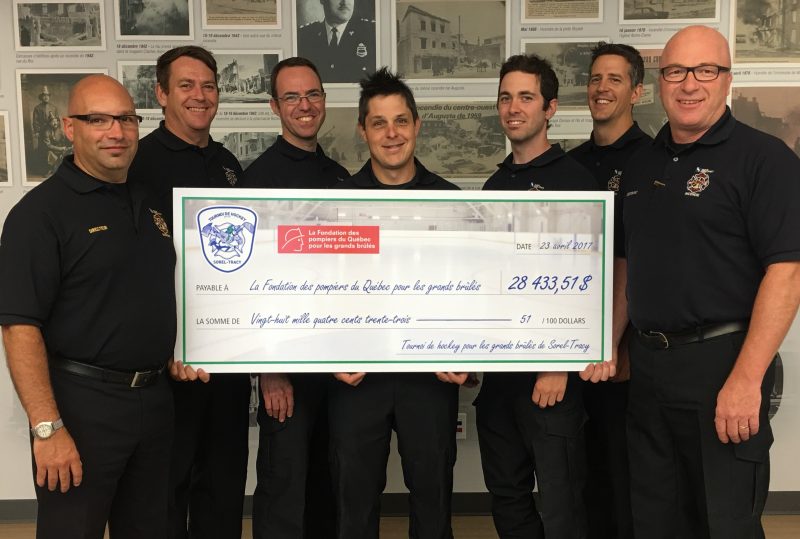 Les pompiers de Sorel-Tracy ont remis plus de 28 000$ à la Fondation des pompiers du Québec pour les grands brûlés. | Photo: gracieuseté