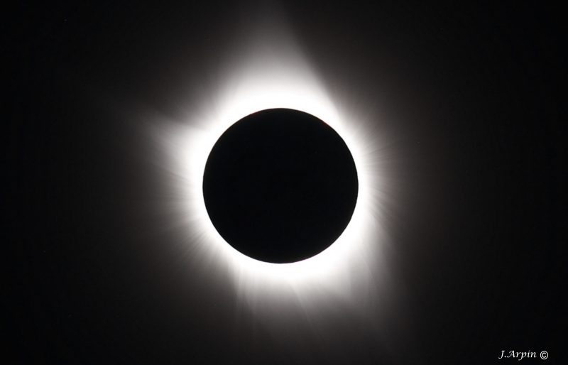 Sur cette photo de Jonathan Arpin, la couronne blanche ne peut être visible que pendant une éclipse totale. Au Québec, l’éclipse n’était que partielle. | Jonathan Arpin