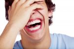 Rire en groupe grâce à la rigologie à Pierreville