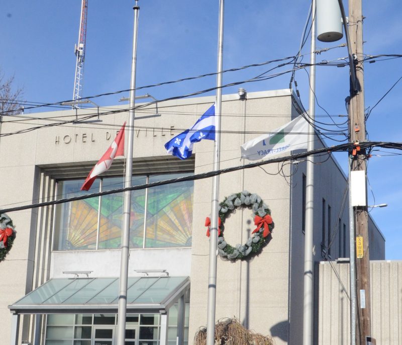 Les drapeaux ont été mis en berne aujourd'hui devant l'hôtel de ville de Sorel-Tracy. | TC Média - Archives